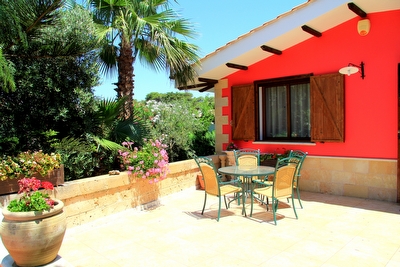 Villa esclusiva indipendente immersa nel verde e mare vicino.