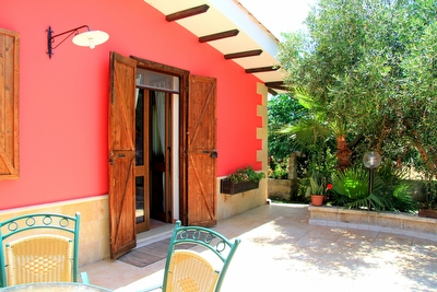 Villa esclusiva indipendente immersa nel verde e mare vicino.