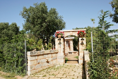 Tipica costruzione immersa nel verde con piccola piscina privata