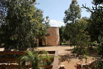 Tipica costruzione immersa nel verde con piccola piscina privata