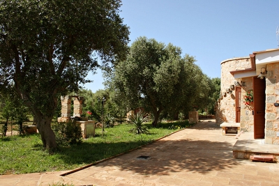 Tipica costruzione immersa nel verde con piccola piscina privata