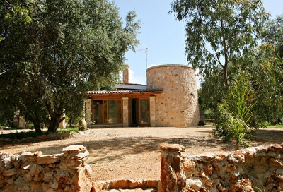 Tipica costruzione immersa nel verde con piccola piscina privata