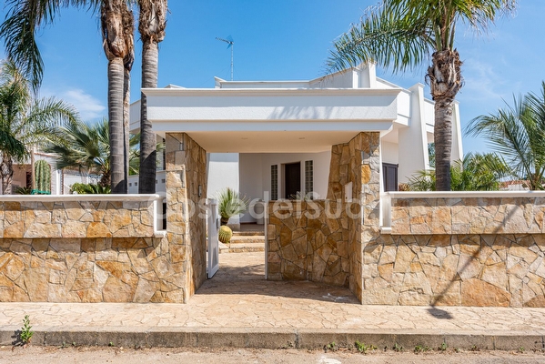 Porzione di villa con piscina in comune a pochi metri dal mare Torre Suda