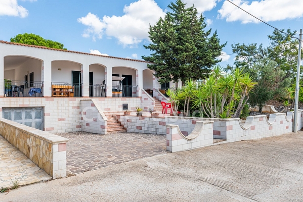 Cod 357 Bi-famigliare, grande e comoda, 5 camere vista mare Torre Vado