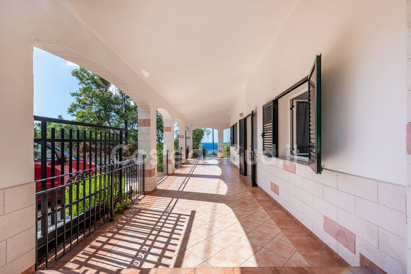 Cod 357 Bi-famigliare, grande e comoda, 5 camere vista mare Torre Vado