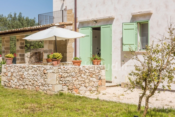 Splendida villa indipendente con giardino e piscina esclusiva zona Castro Vignacastrisi