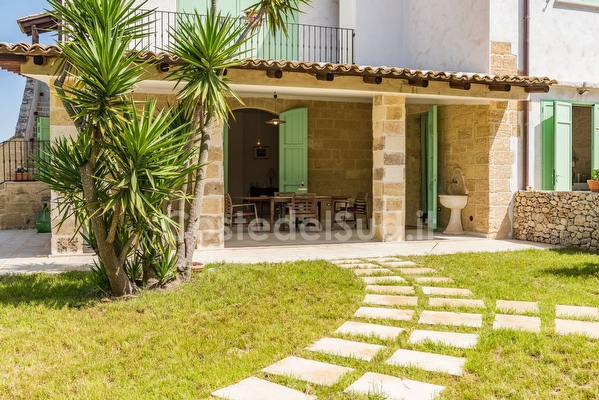 Splendida villa indipendente con giardino e piscina esclusiva zona Castro Vignacastrisi