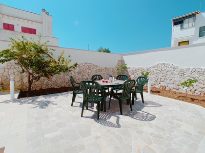 Villetta con ampi spazi esterni - 2 camere - 2 bagni - mare e centro a piedi Torre San Giovanni