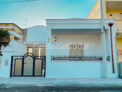 Villetta con ampi spazi esterni - 2 camere - 2 bagni - mare e centro a piedi Torre San Giovanni - Foto 2