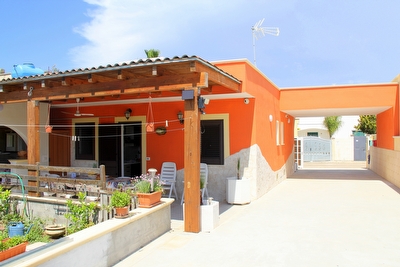 appartamento con ampio spazio esterno e tanta sabbia a piedi dalla casa. Torre San Giovanni