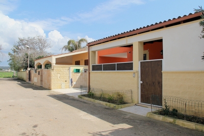 appartamento con ampio spazio esterno e tanta sabbia a piedi dalla casa.