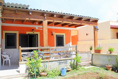 appartamento con ampio spazio esterno e tanta sabbia a piedi dalla casa.