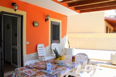 appartamento con ampio spazio esterno e tanta sabbia a piedi dalla casa.