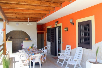 appartamento con ampio spazio esterno e tanta sabbia a piedi dalla casa.