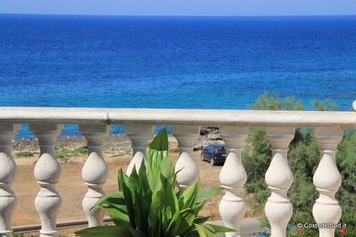 Attico fronte mare ben arredato con ampi spazi esterni. Torre San Giovanni