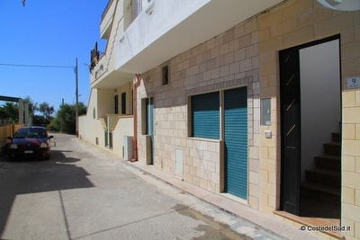 Attico fronte mare ben arredato con ampi spazi esterni.