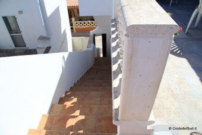 Attico fronte mare ben arredato con ampi spazi esterni.