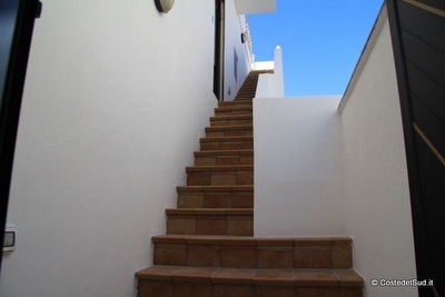 Attico fronte mare ben arredato con ampi spazi esterni.