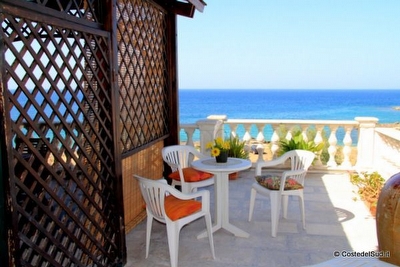 Attico fronte mare ben arredato con ampi spazi esterni.