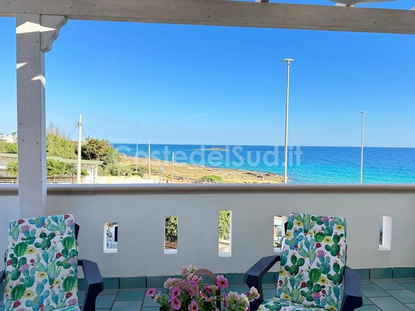 Appartamento vista mare con ampi spazi esterni. Torre San Giovanni