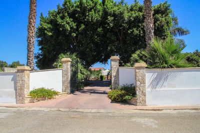 Villa con giardino e dependance