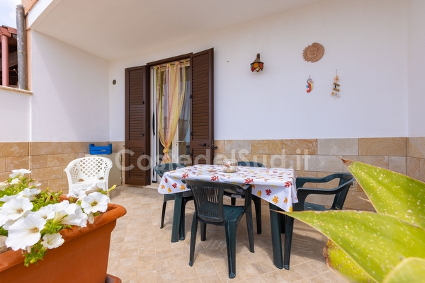 Villino vista mare ampi spazi esterni finemente arredato.