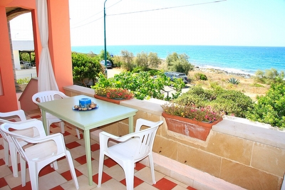 Casa vacanza fronte mare. Torre Suda