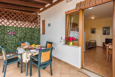 Monolocale  2 posti immersa tra campagna e mare.