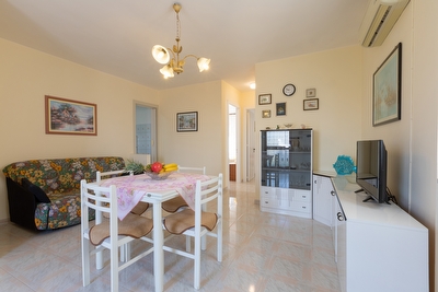 Appartamento piano primo ampi spazi centro  e mare a piedi.