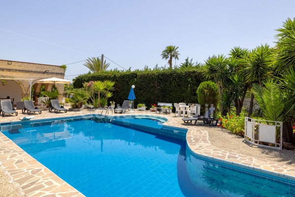 Villa con piscina vicino spiagge di sabbia. Torre San Giovanni