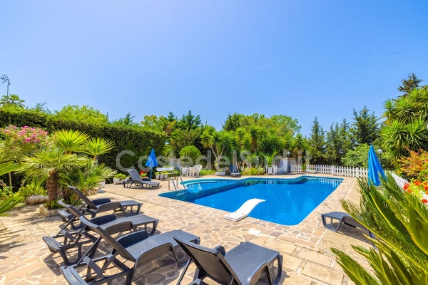 Villa con piscina vicino spiagge di sabbia. Torre San Giovanni