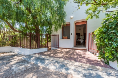 Villetta con giardino bilocale a pochi metri dalla baia di Torre Suda