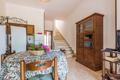 Villetta con giardino bilocale a pochi metri dalla baia di Torre Suda