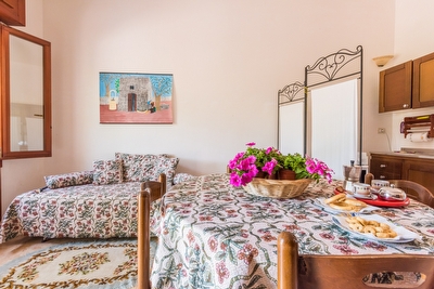 Villetta con giardino bilocale a pochi metri dalla baia di Torre Suda