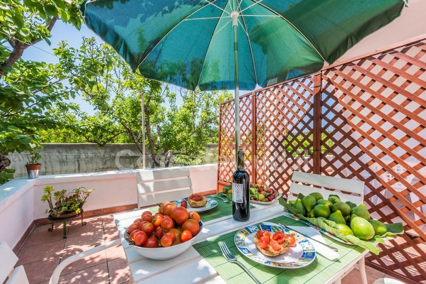 Villetta con giardino bilocale a pochi metri dalla baia di Torre Suda