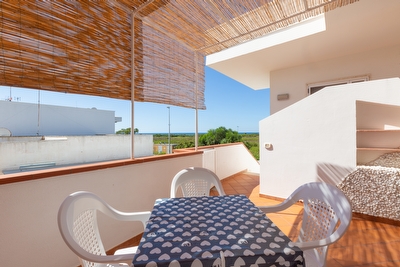 Comodo appartamento a piano primo con vista mare