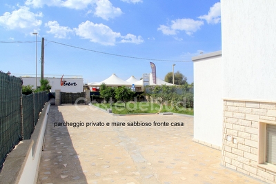 Villetta con spazi esterni e mare sabbioso fronte casa. Pescoluse - Foto 6