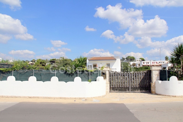 Villetta con spazi esterni e mare sabbioso fronte casa. Pescoluse
