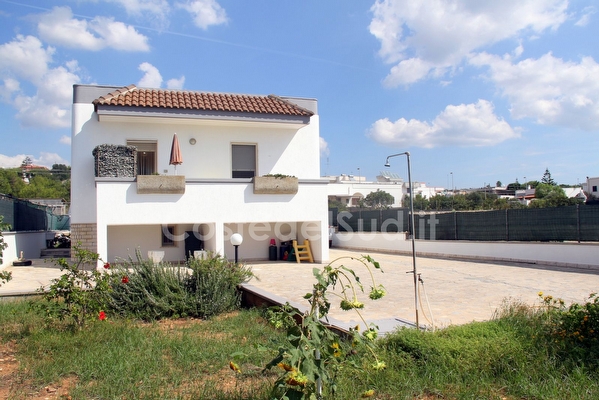 Villetta con spazi esterni e mare sabbioso fronte casa. Pescoluse