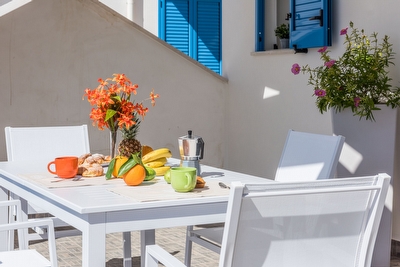 Appartamento con patio - interni ben rifiniti - comodo e centrale