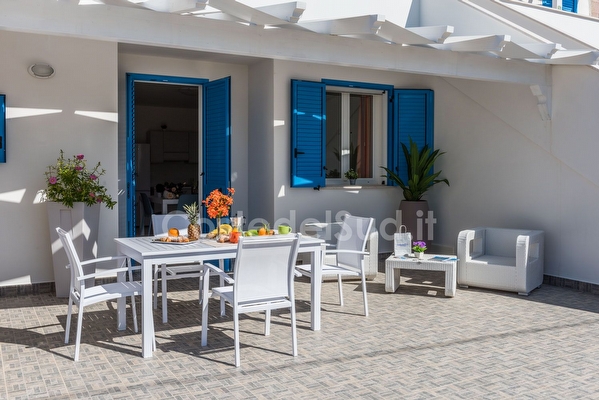 Appartamento con patio - interni ben rifiniti - comodo e centrale