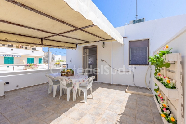 Appartamento con spazi esterni e sabbia vicinissima. Torre Mozza