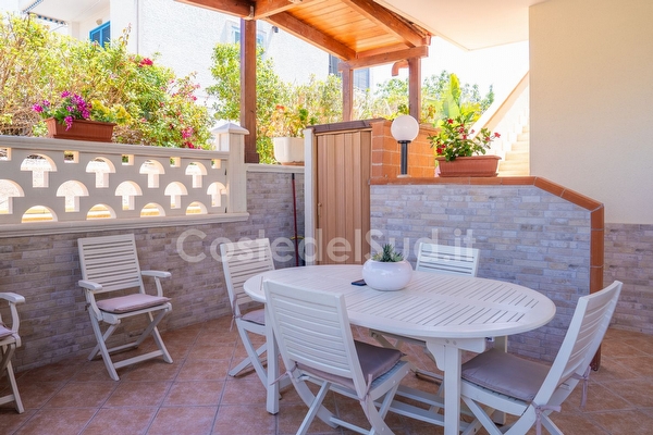 Appartamento comodo, mare di sabbia vicino, spazi esterni. Lido Marini