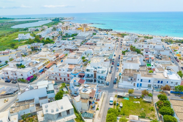 Appartamento con mare di sabbia passeggio e negozi a piedi. Torre Mozza