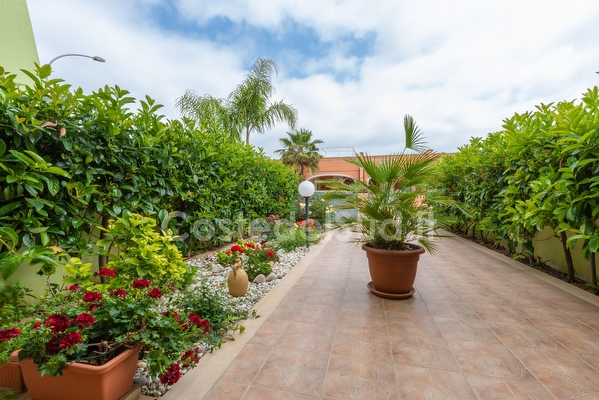 Villetta indipendente ampi spazi esterni con mare e passeggio a piedi. Torre Pali