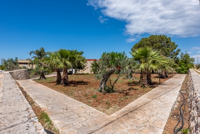Villetta immersa tra campagna e mare