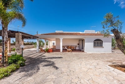 Villetta immersa tra campagna e mare