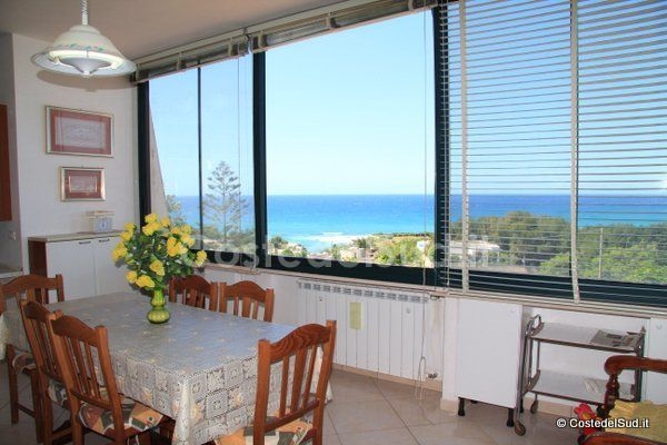 Villino fronte mare, ampi spazi esterni, vista panoramica.