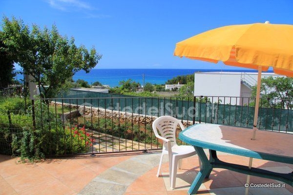 Bilocale con ampi spazi esterni e vista mare.