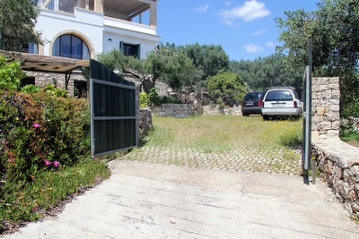Appartamento piano terra con tanto verde e mare vicino.